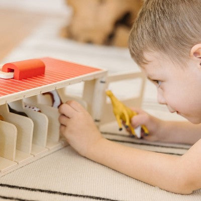  Melissa & Doug Take-Along Show-Horse Stable Play Set With Wooden Stable Box And 8 Toy Horses