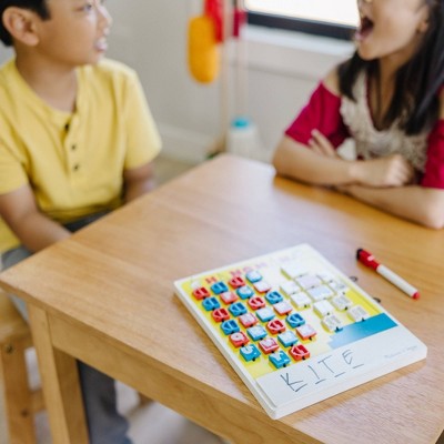  Melissa & Doug Flip To Win Travel Hangman Game - White Board, Dry-Erase Marker: Educational Problem Solving Board Game