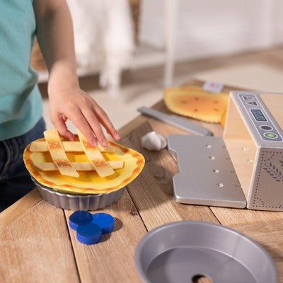  Melissa & Doug Doughlicious Cook Bake & Serve Pretend Play Set