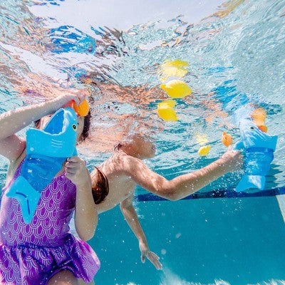  Melissa & Doug Sunny Patch Spark Shark Fish Hunt Pool Game With 2 Nets And 6 Fish To Catch