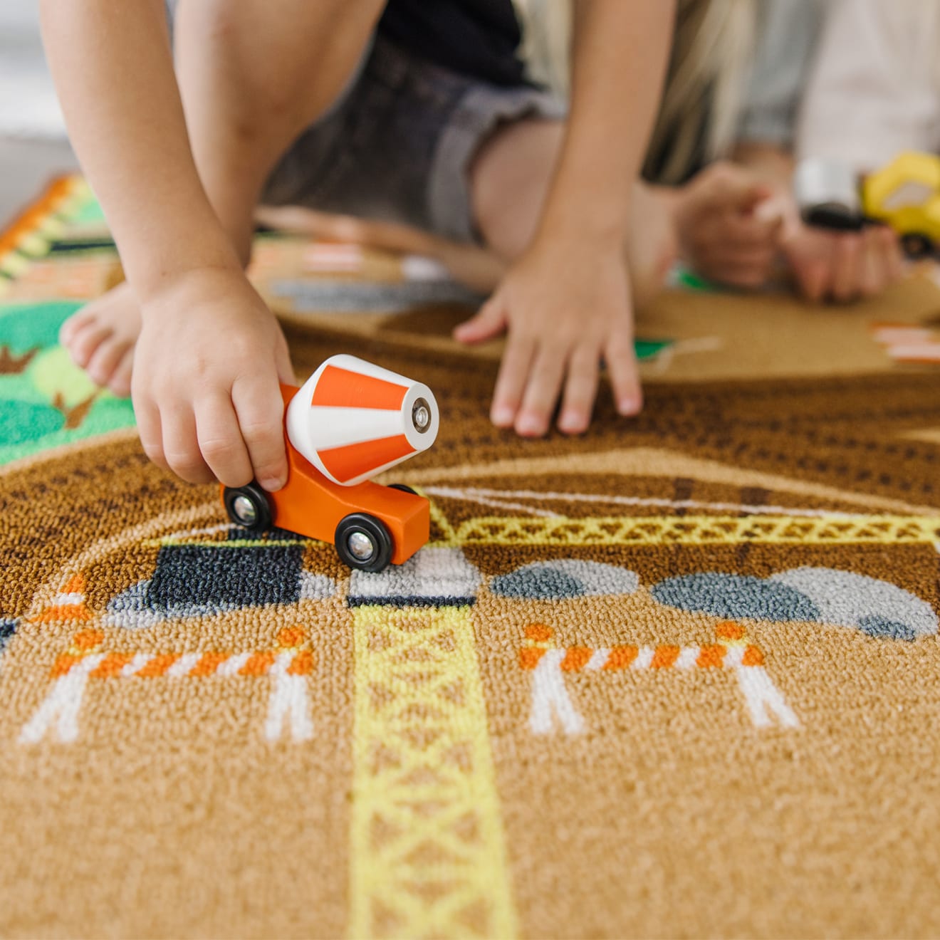 Melissa & Doug Round The Construction Zone Work Site Rug & Vehicle Set