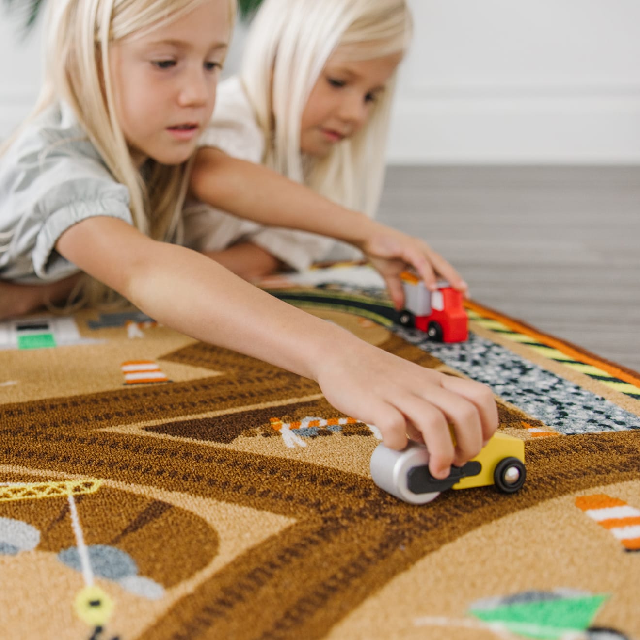 Melissa & Doug Round The Construction Zone Work Site Rug & Vehicle Set