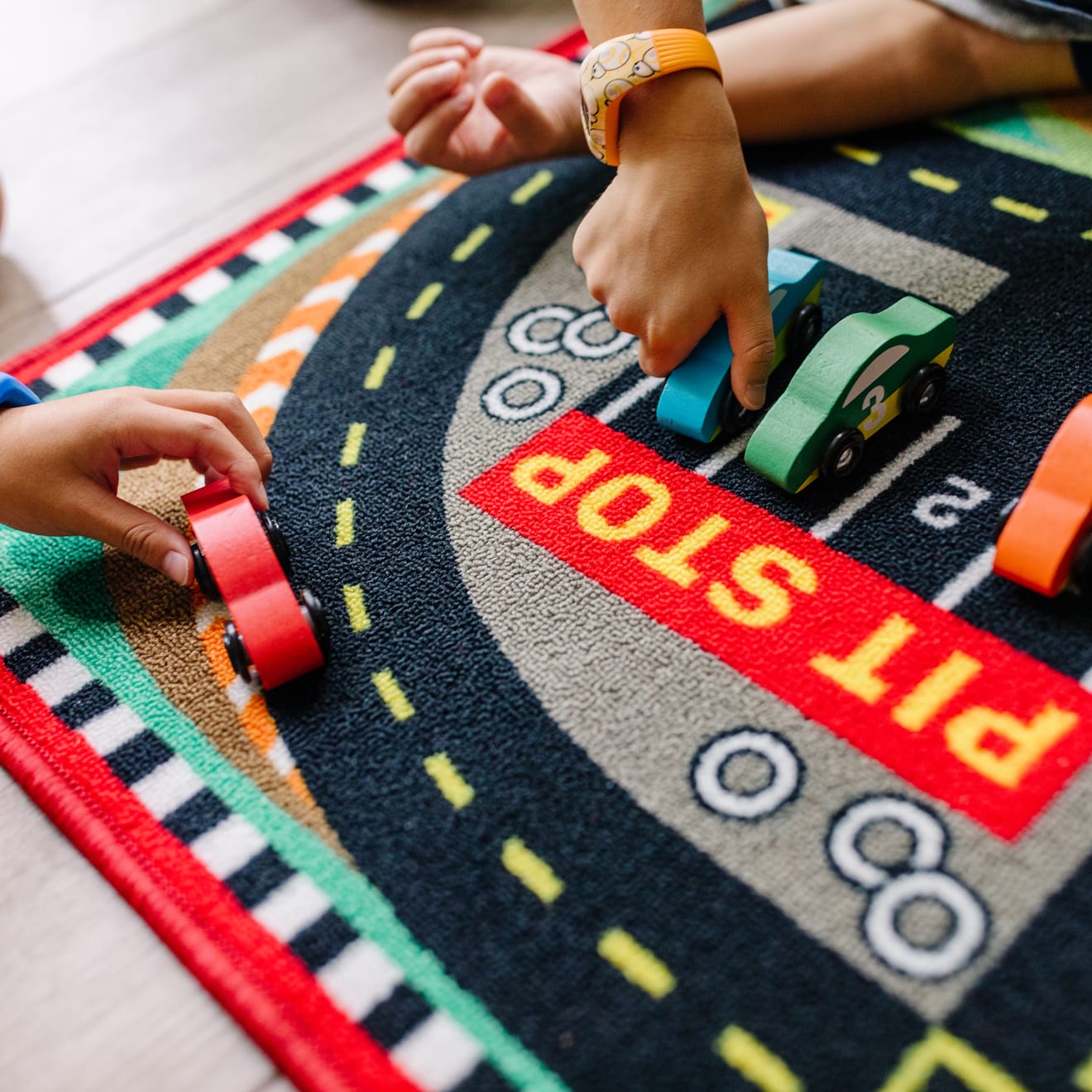 Melissa & Doug Round The Speedway Race Track Rug & Car Set